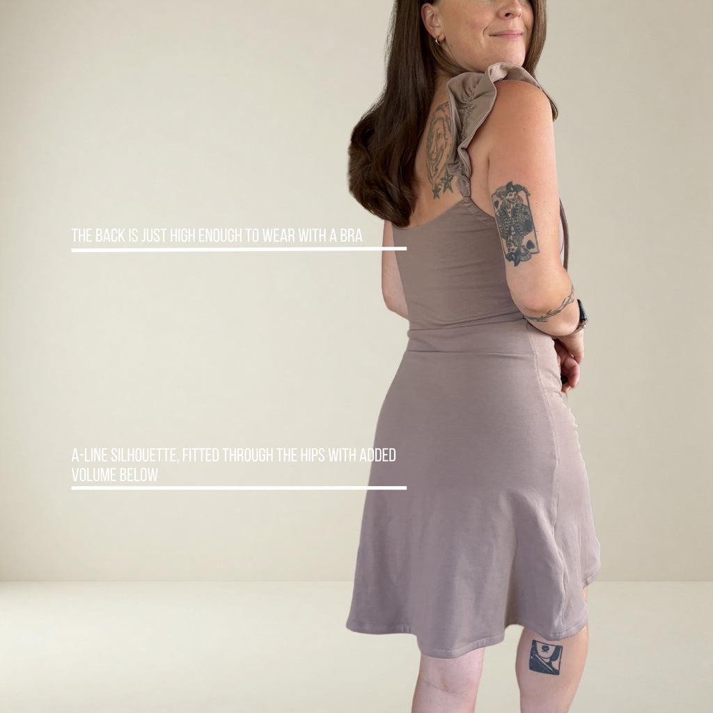 DR001 - Robe doublée en tricot avec bretelles ajustables et volants